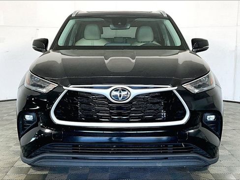 Used 2023 Toyota Highlander XLE image 3