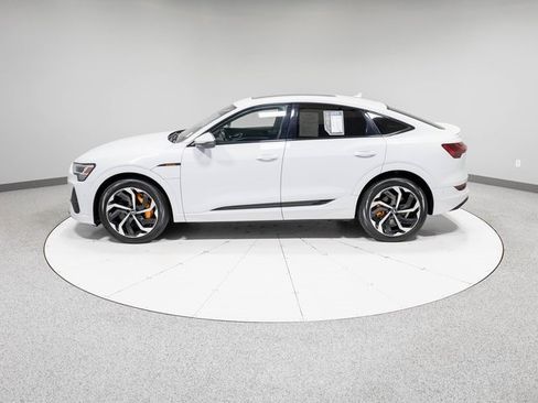 Used 2022 Audi e-tron Premium Plus w/ Premium Plus Package image 32