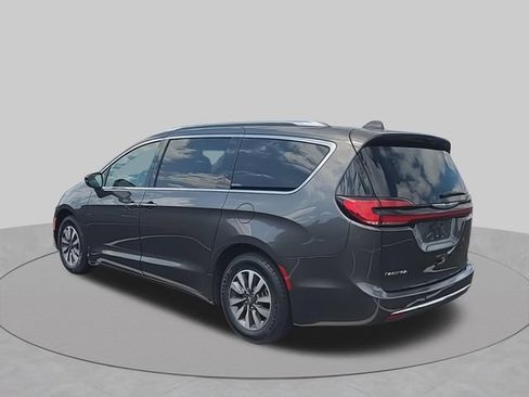 Used 2021 Chrysler Pacifica Touring-L FWD image 6