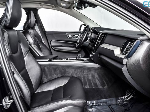 Used 2025 Volvo XC60 B5 Plus image 25