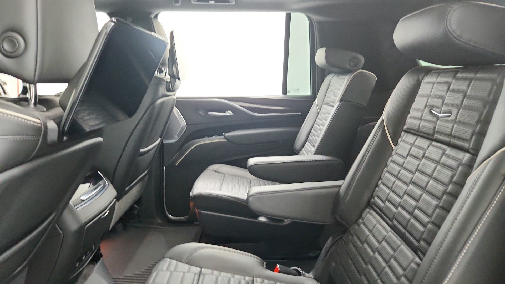 Used 2023 Cadillac Escalade ESV Sport Platinum w/ LPO, ONYX Package AWD/4WD image 23