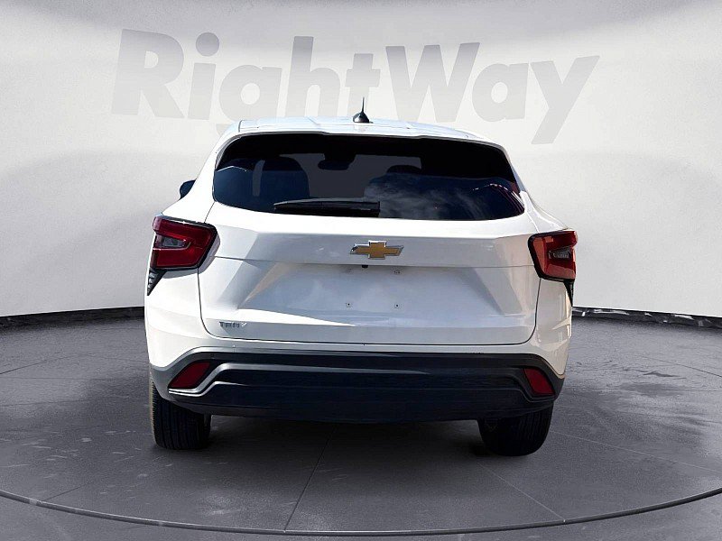 Used 2025 Chevrolet Trax LS w/ LS Convenience Package FWD image 4