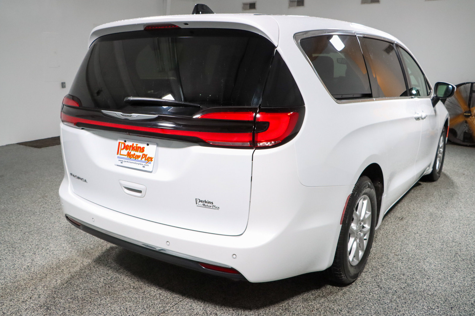 Used 2023 Chrysler Pacifica Touring-L FWD image 7