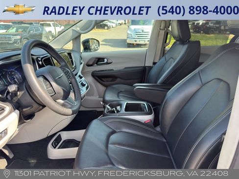 Used 2024 Chrysler Pacifica Touring-L image 15