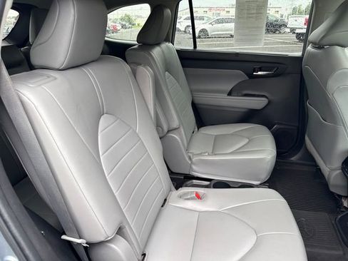 Used 2022 Toyota Highlander XLE AWD/4WD image 14