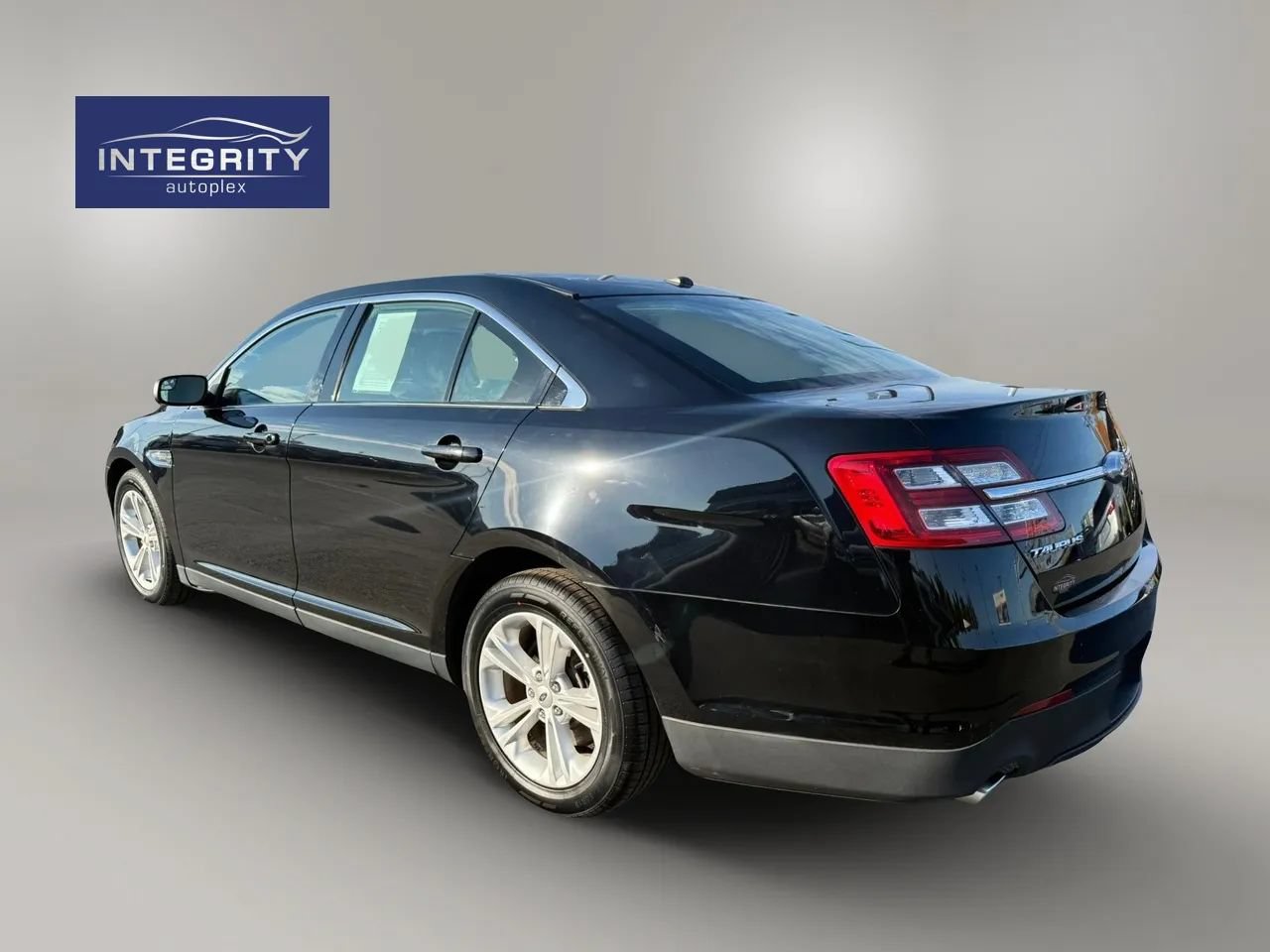 Used 2018 Ford Taurus SE FWD image 3