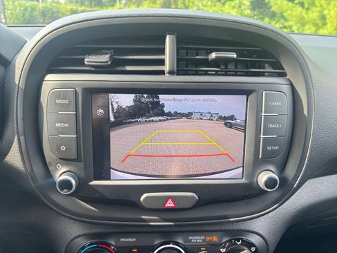 Used 2025 Kia Soul LX w/ LX Technology Package FWD image 22