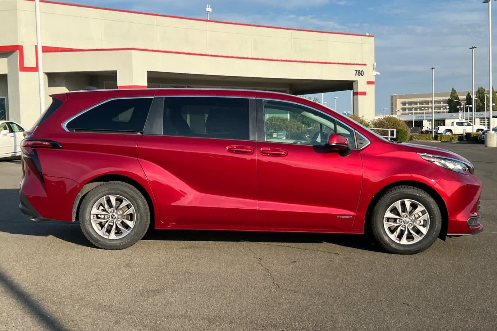Certified 2021 Toyota Sienna LE FWD image 6