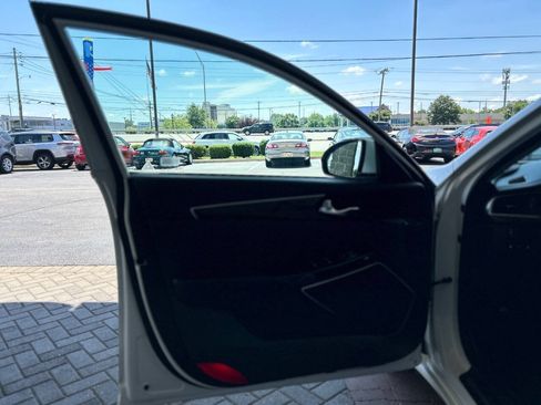 Used 2017 Kia Cadenza Premium FWD image 34