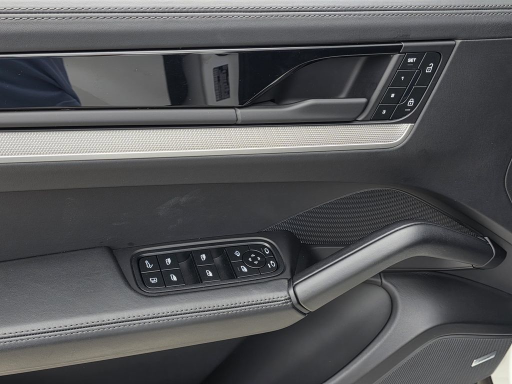 Certified 2025 Porsche Cayenne E-Hybrid AWD/4WD image 19