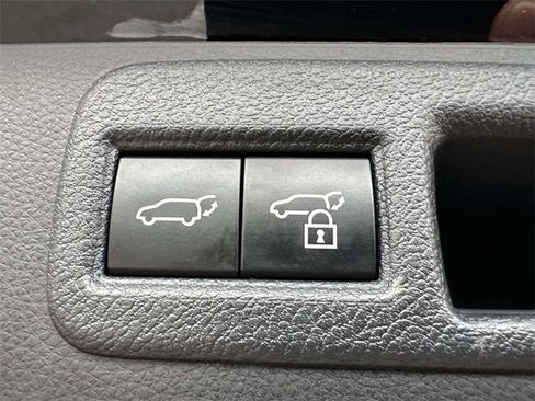 Used 2023 Toyota Venza LE image 14