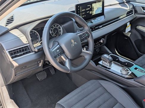 New 2025 Mitsubishi Outlander SE image 13