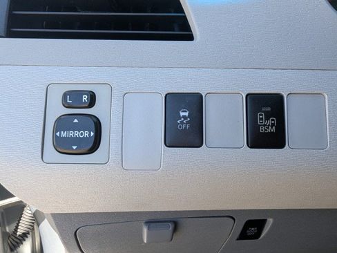 Used 2014 Toyota Sienna SE FWD image 18