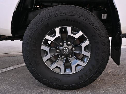 Used 2017 Toyota Tacoma SR AWD/4WD image 25