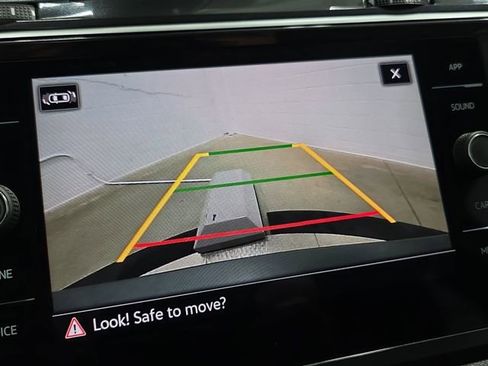 Used 2024 Volkswagen Tiguan SE w/ Panoramic Sunroof Package image 23