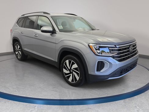 Certified 2025 Volkswagen Atlas SE AWD/4WD image 3