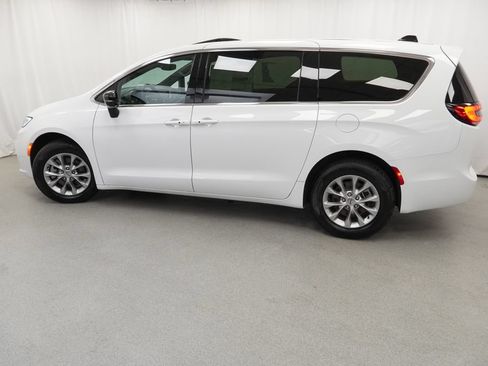 Certified 2025 Chrysler Pacifica Select AWD/4WD image 15