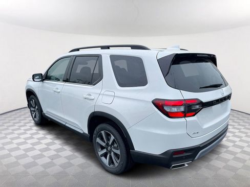 Used 2025 Honda Pilot Touring image 4
