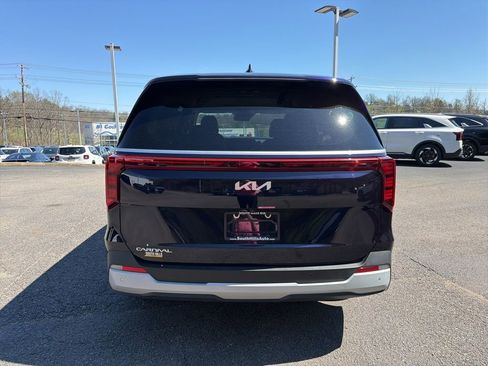 Certified 2025 Kia Carnival image 4