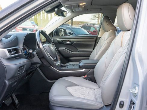 Used 2023 Toyota Highlander Bronze Edition image 27