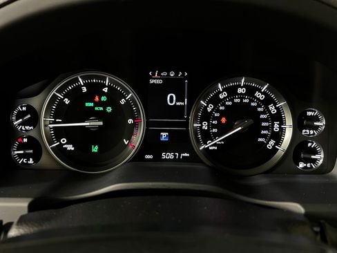Used 2018 Toyota Land Cruiser w/ Four Season Floor Mat Package AWD/4WD image 17