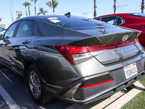 Used 2025 Hyundai Elantra SE image 7