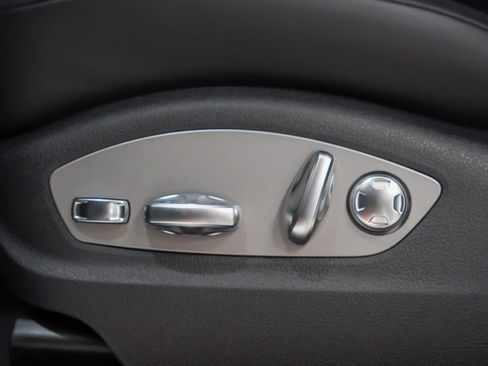Certified 2026 Porsche Macan AWD/4WD image 26