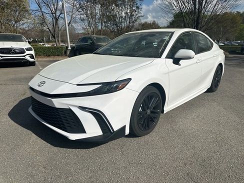 Used 2025 Toyota Camry SE w/ Convenience Package image 1
