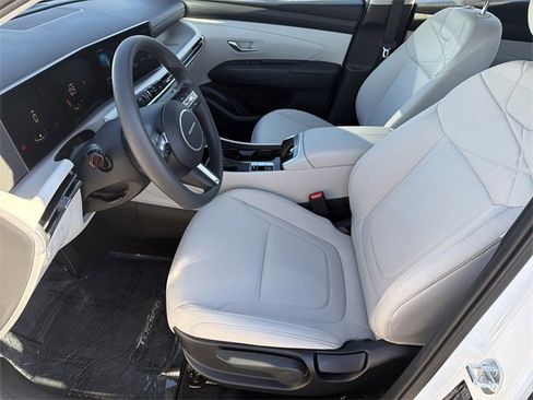 Certified 2025 Hyundai Tucson SE image 9
