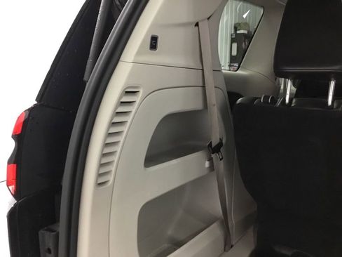 Used 2024 Chrysler Pacifica Touring-L FWD image 15