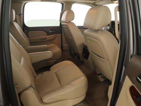 Used 2013 Chevrolet Suburban LTZ image 24