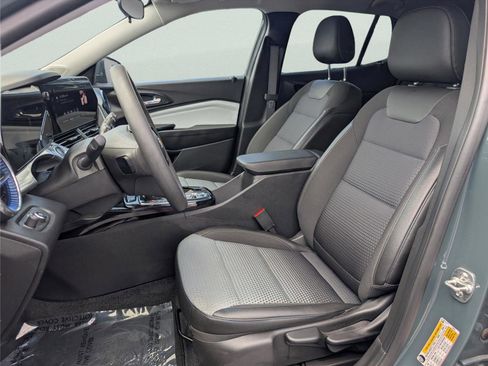 Used 2025 Chevrolet Trax LT image 11