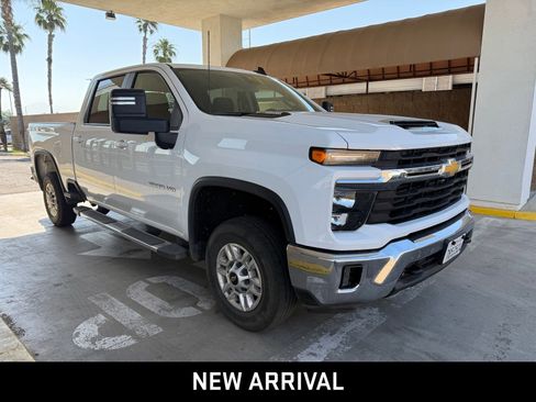 Used 2025 Chevrolet Silverado 2500 LT w/ Convenience Package AWD/4WD image 4