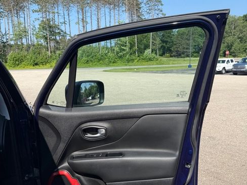 Used 2017 Jeep Renegade Trailhawk w/ Premium Trailhawk Package image 17