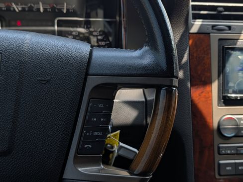 Used 2014 Lincoln Navigator 2WD image 28