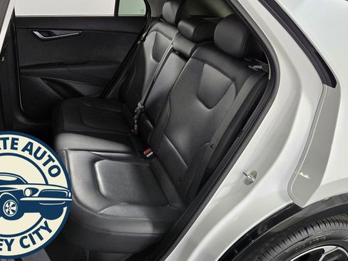 Used 2023 Kia Niro SX image 25