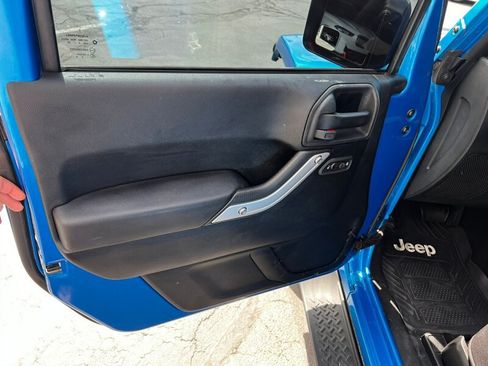Used 2015 Jeep Wrangler Sahara w/ Connectivity Group AWD/4WD image 19