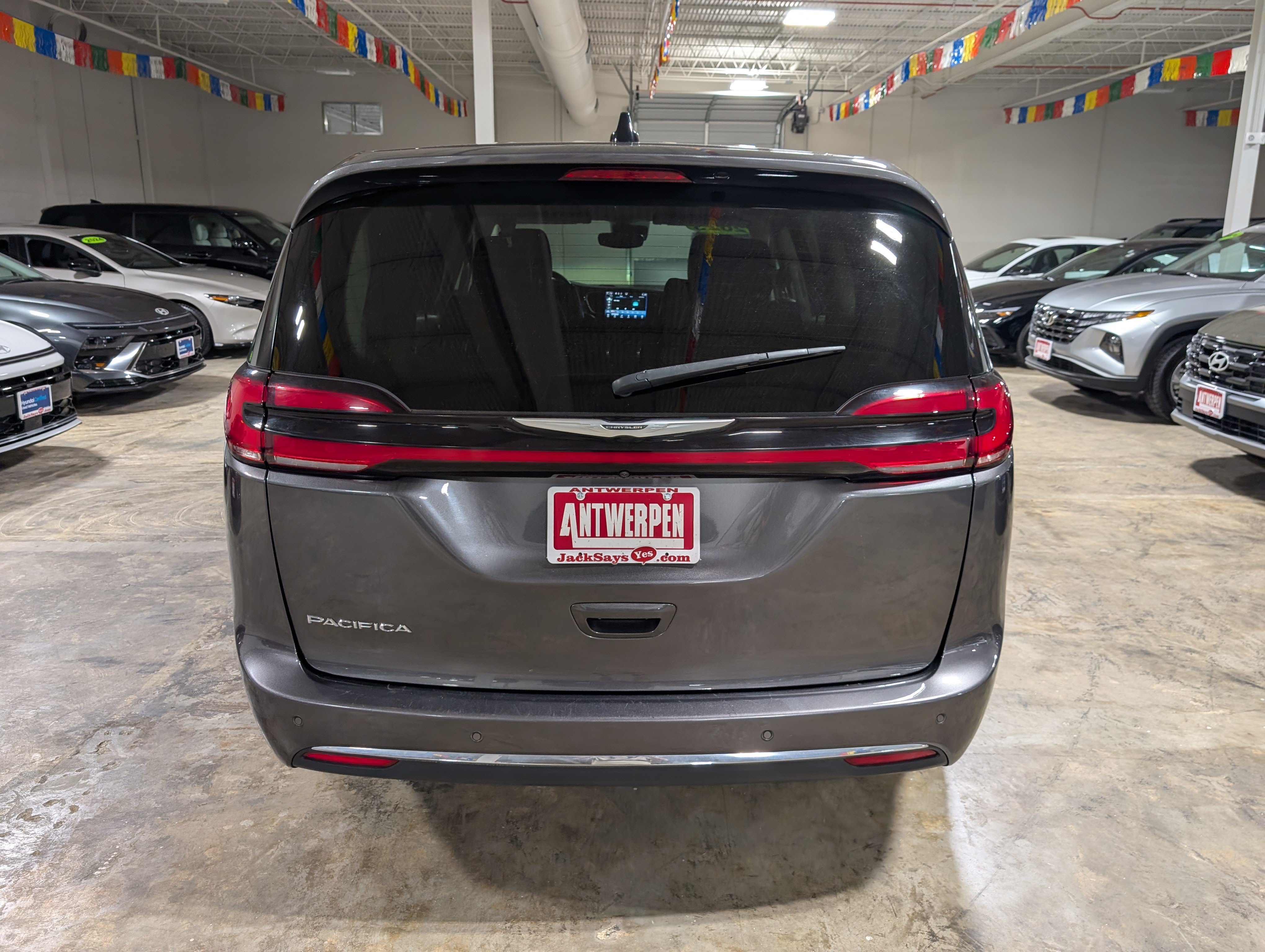 Used 2023 Chrysler Pacifica Touring-L FWD image 4