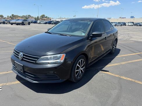 Used 2016 Volkswagen Jetta SE FWD image 2