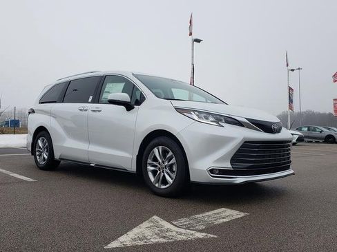 New 2026 Toyota Sienna Limited image 3