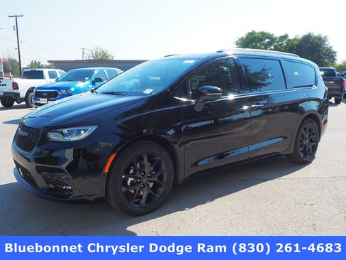 New 2026 Chrysler Pacifica Limited w/ Uconnect Theater Family Group image 1