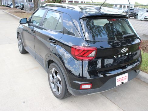 Used 2025 Hyundai Venue SEL FWD image 8