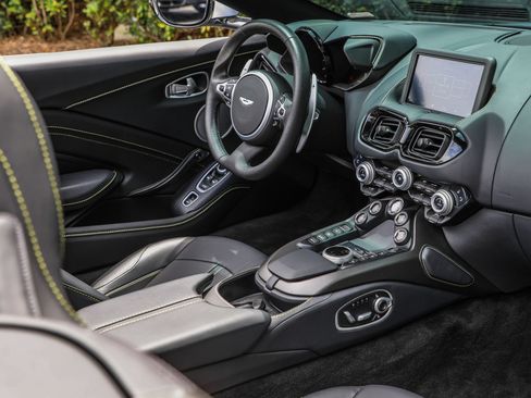 Used 2023 Aston Martin V8 Vantage Roadster RWD image 17