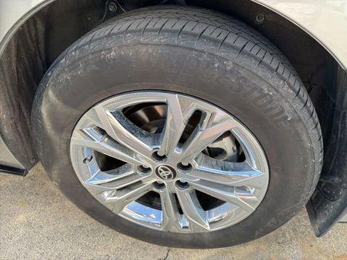 Used 2024 Toyota Sienna Platinum image 19