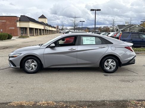 Used 2026 Hyundai Elantra SE FWD image 9