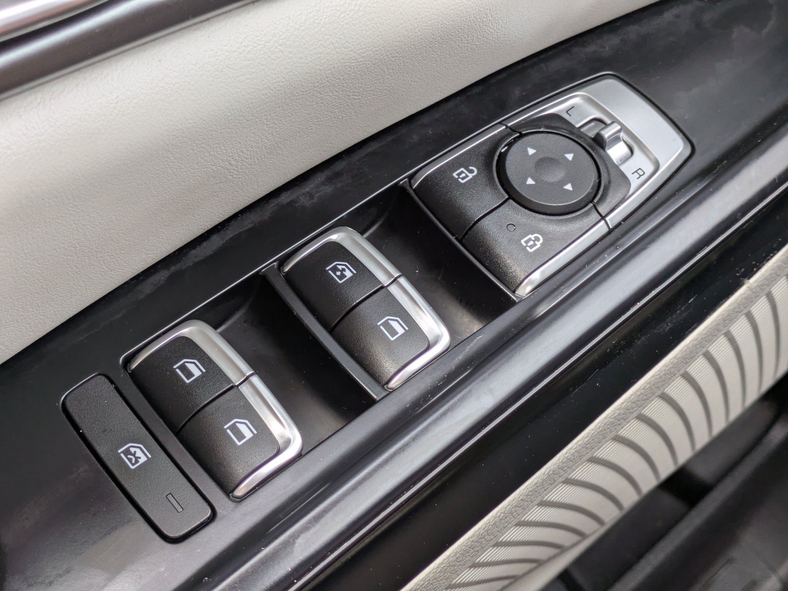 Used 2024 Kia Carnival LX FWD image 17