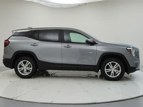 Used 2024 GMC Terrain SLE image 8