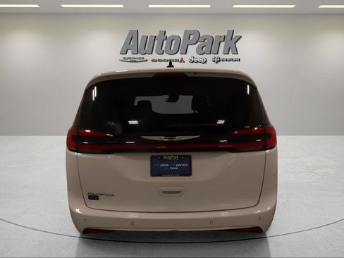 Certified 2024 Chrysler Pacifica Touring-L FWD image 6