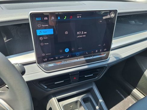 New 2025 Volkswagen Tiguan SE image 18