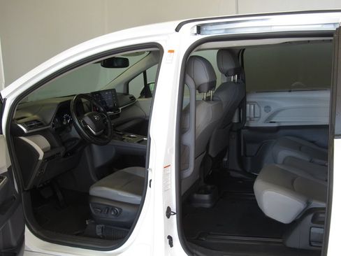 Used 2024 Toyota Sienna XLE FWD image 13